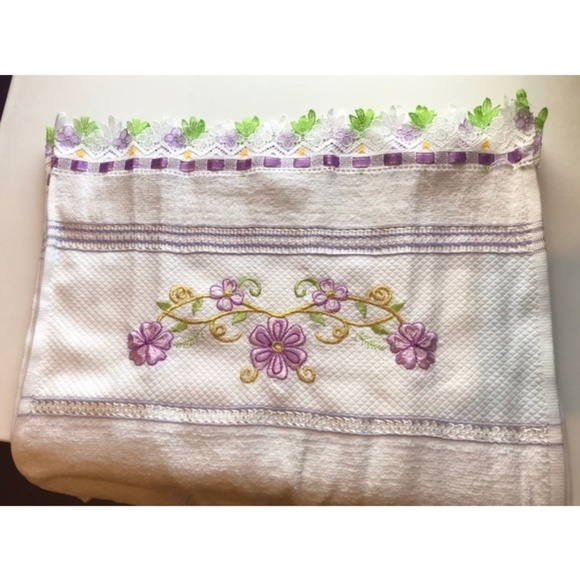(2) Beautiful Embroidered Hand Towel - Picture 2 of 3